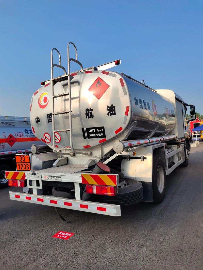 汕德卡單橋民航專(zhuān)用飛機(jī)罐式加油車(chē) 高效、安全、智能的航空燃油保障新標(biāo)桿