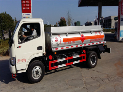 大型加油車(chē)與攪拌車(chē)的雙重保障 工程建設(shè)的安全動(dòng)力